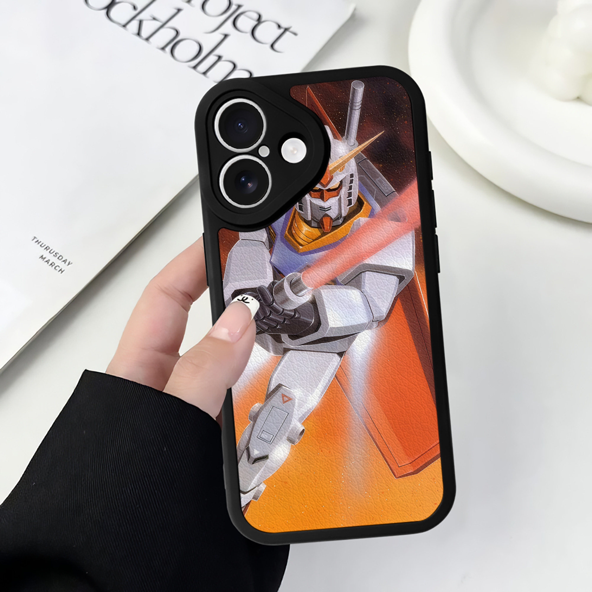 （画像用） 機動戦士ガンダム Mobile Suit Gundam 【iPhone 16シリーズ対応】シリコンスマホケース（レザー調） 材質：シリコン